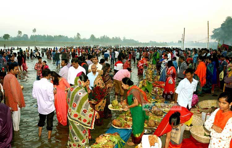 সূর্য পূজাকে স্থানীয়ভাবে বলা হয় ছট পূজা। প্রতিবছর কালী পূজার পর শুক্ল পক্ষের ষষ্টি তিথিতে নদীর তীরে সূর্য দেবতাকে সন্তুষ্ট করতে এই পূজা উদযাপন করা হয়।