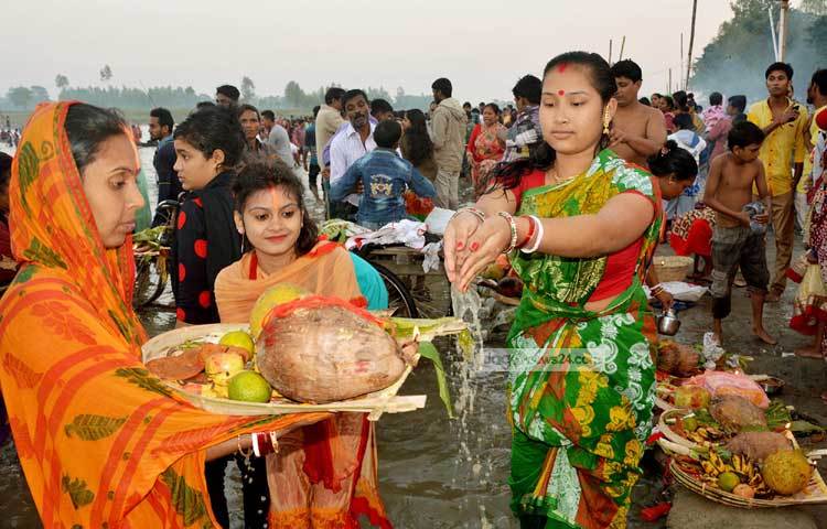 দিনাজপুর পুনর্ভবা নদীতে মনোবাসনা পূর্ণ, আপদ-বিপদ দূরীকরণসহ বিভিন্ন মানত পুরণে হিন্দু ধর্মাবলম্বীর হরিজন, রবিদাস ও রজক সম্প্রদায়সহ বিভিন্ন সম্প্রদায়ের হাজার হাজার পূর্ণার্থীর সমাগম ঘটে এই সূর্য পূজায়।
