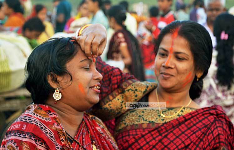 নদীর তীর কানায় কানায় পূর্ণ হয়ে উঠে পূর্ণার্থীদের পদচারণায়।