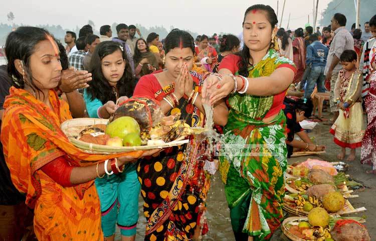 সূর্যদয় হওয়ার পর সূর্যকে প্রণাম করে নদীতে স্নান এবং শরবত পানের মধ্যে দিয়ে শেষ করেন সূর্য পূজা।