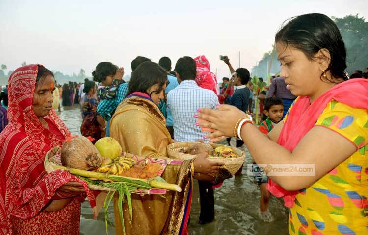 সূর্য পূজা করতে আসা ঈশ্বর চন্দ্র গুপ্ত ও শুক্লা সাহা বলেন, আমরা সূর্য দেবতাকে সন্তুষ্ট করতেই এই পূজা করে থাকি।