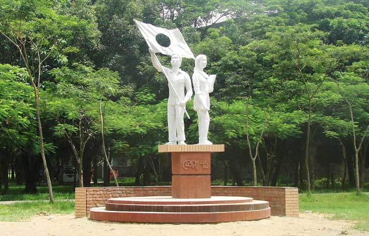 ক্যাম্পাসে রয়েছে পাহাড়ের চূড়ায় দৃষ্টি নন্দন শহীদ মিনার, মুক্তিযুদ্ধের ভাস্কর্য &lsquo;চেতনা৭১&rsquo;।