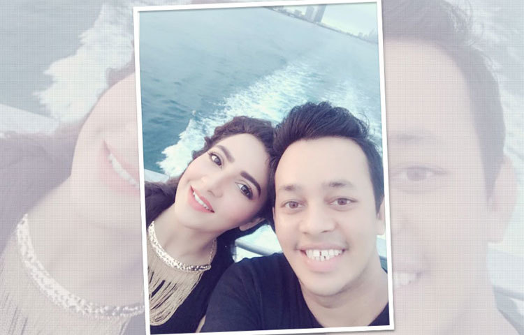 কার সঙ্গে সেলফি তুলছেন শুভশ্রী?