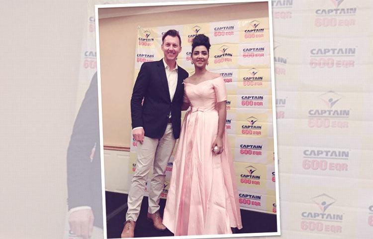 শুভশ্রী সেই ইভেন্টেই দেখা পেলেন ব্রেটি লি-র। এই বিশ্ববিখ্যাত ক্রিকেটারের সঙ্গে ছবি তুলে নিতে ভুললেন না।