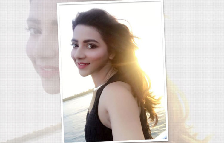 শুভশ্রী অত্যন্ত ফ্যাশন সচেতন। তাই যেখানেই যান, সুন্দর করে ড্রেস আপ করতে ভোলেন না। সবচেয়ে বড় কথা, পরিস্থিতি অনুযায়ী নিজেকে ঠিকঠাক সাজাতে জানেন তিনি।