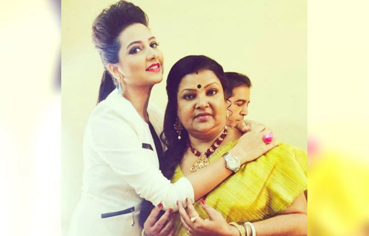 শুভশ্রী গঙ্গোপাধ্যায় : বাবা মায়ের সঙ্গে ক্যামেরান্দি হয়েছেন দুই বাংলার তুমুল জনপ্রিয় অভিনেত্রী শুভশ্রী।