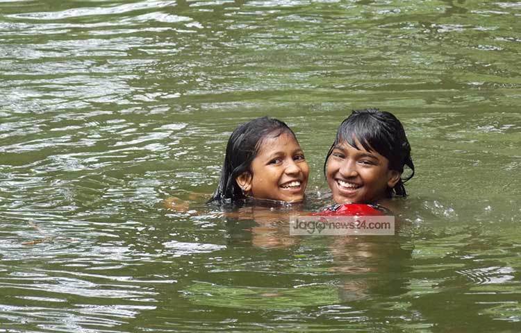 পুকুরে সাঁতার কাটার সময় এই শিশুরা জাগো নিউজের ক্যামেরাবন্দী হয়েছে। ছবি : রবিউল ইসলাম পলাশ