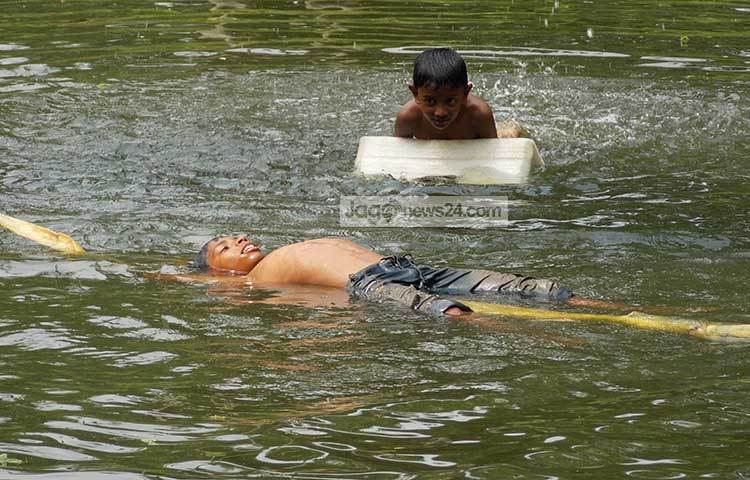 দুরন্ত এই দুই শিশু প্রায় দিনভর পুকুরে সাঁতার কাটে। সাঁতার কাটতে তাদের ভীষণ ভালোলাগে। ছবি : রবিউল ইসলাম পলাশ
