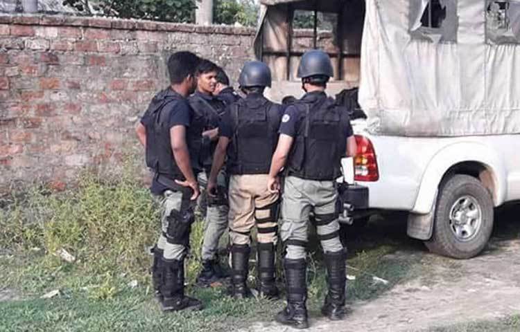 সেনাবাহিনীর নেতৃত্বে অপারেশন &lsquo;টোয়ালাইট&rsquo; শুরু হওয়ার পর শনিবার দুপুর ১২টার দিকে ২৯টি পরিবারের অর্ধশতাধিক লোককে উদ্ধার করে নিরাপদ স্থানে সরিয়ে আনেন সেনাবাহিনীর প্যারা কমান্ডো সদস্যরা।