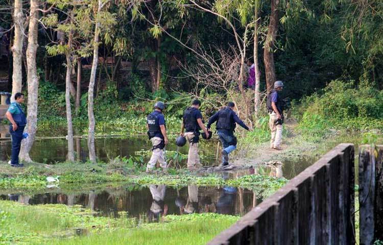 সেনাবাহিনীর একজন কর্মকর্তা জানিয়েছেন, পাঁচতলা বিশিষ্ট ভবনের ওপর ভাগের ২৪টি পরিবারের ৫৫ জন সদস্যকে উদ্ধার করা হয়েছে।