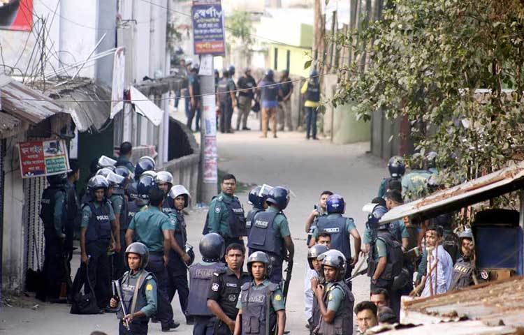 সিলেট মহানগর পুলিশের অতিরিক্ত কমিশনার এসএম রোকন উদ্দিন জাগো নিউজকে জানান, এই মুহূর্তে আতিয়া মহল সেনা কমান্ডোদের নিয়ন্ত্রণে রয়েছে। তারা অভিযান চালাচ্ছেন।