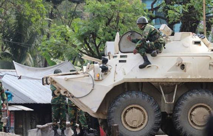 সেনাবাহিনীর সদস্যরা রক্তপাতহীন অভিযান সম্পন্ন করার জন্য প্রাণ চেষ্টা চালাচ্ছেন।