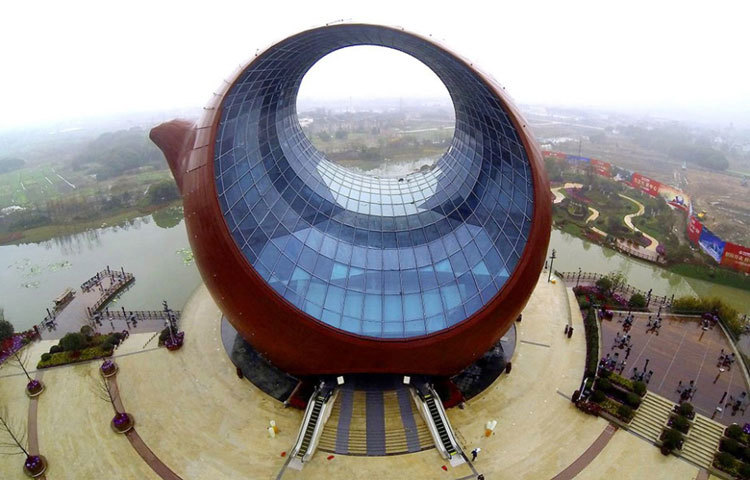 টি-পট শেপ বিল্ডিং : অদ্ভুত সুন্দর এই স্থাপত্য নিদর্শনটি চীনের উক্সিতে অবস্থিত। এটি চীনের অন্যতম জনপ্রিয় স্থাপনা।