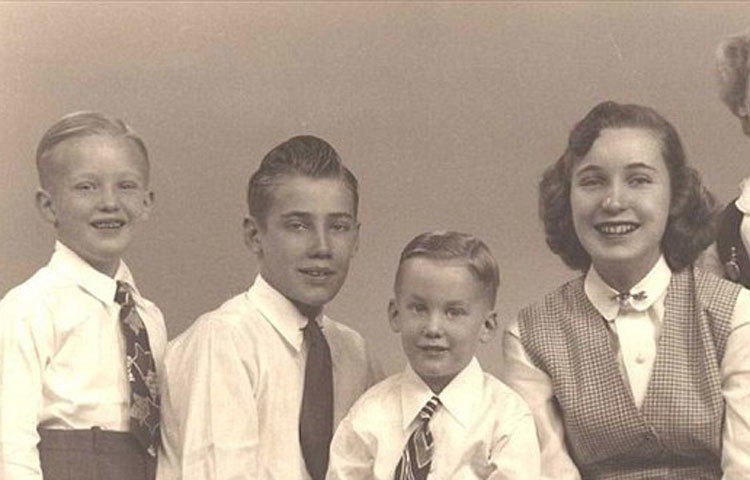 পরিবাবারে অন্যান্য সঙ্গে (মাঝে) শিশু ডোনাল্ড ট্রাম্প।