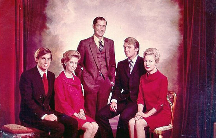 পারিবারিক এক অনুষ্ঠানে ডোনাল্ড ট্রাম্প (বাম দিক থেকে চতুর্থ)।