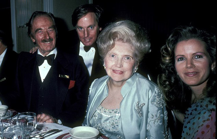 মা, বাবা ও বোনের সঙ্গে পারিবারিক এক অনুষ্ঠানে ট্রাম্প।