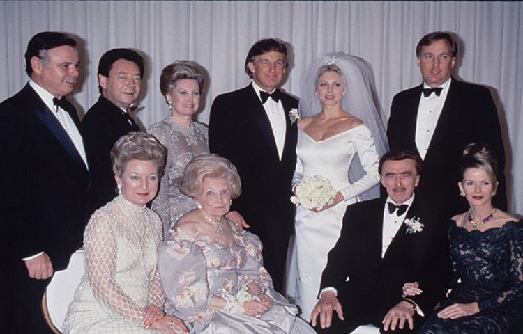 ১৯৯৩ সালে ট্রাম্পের এক বিয়ের অনুষ্ঠানে মা-বাবা ও পরিবারের অন্যান্য সদস্যরা।