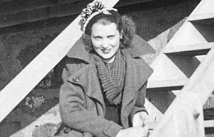 ট্রাম্পের মা মেরি আন্নে নি মাকলেওদ। ডোনাল্ড ট্রাম্পকে প্রায়ই বলতে শোনা যায় যে, তার মা যুক্তরাষ্ট্রে ঘুরতে গিয়েছিলেন।