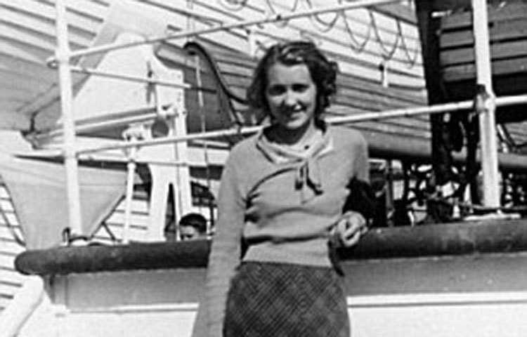 যুক্তরাষ্ট্রের অভিবাসন নথিপত্রের তথ্য অনুযায়ী, ট্রাম্পের মা অভিবাসী হিসেবে যুক্তরাষ্ট্রে গিয়েছিলেন এবং সেখানে স্থায়ীভাবে থাকার ইচ্ছা ছিল মেরি আন্নের।