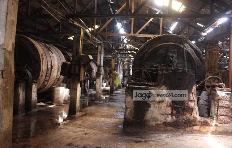 আদালতের নির্দেশনা অনুযায়ী গত বৃহস্পতিবারের মধ্যেই গ্যাস-বিদ্যুৎ সংযোগ বিচ্ছিন্ন করার কথা ছিল। কিন্তু লোকবল সংকটের কারণে পরিবেশ অধিদফতর দু&rsquo;দিন পর শনিবার সকাল থেকে সংযোগ বিচ্ছিন্নের অভিযান শুরু করে। ছবি : বিপ্লব দিক্ষিৎ