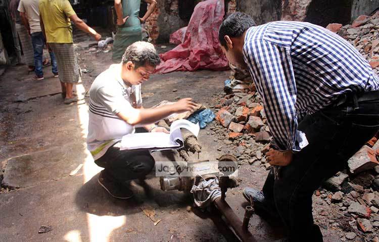 সরেজমিন দেখা গেছে, পরিবেশ অধিদফতরের তত্ত্বাবধানে পরিচালিত সংযোগ বিচ্ছিন্ন কার্যক্রমে গ্যাস-বিদ্যুৎ লাইন কাটার পাশাপাশি মিটারও কারখানাগুলো থেকে নিয়ে যাওয়া হচ্ছে। এসব মালামাল জমা রাখা হবে ডেমরা-সারুলিয়ায়। ছবি : বিপ্লব দিক্ষিৎ