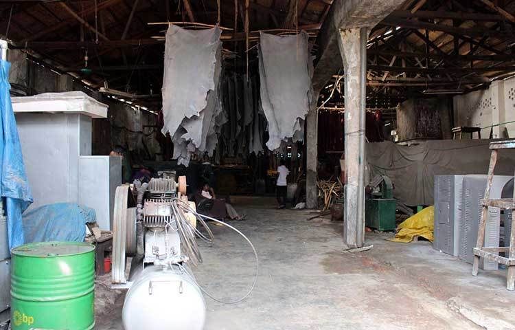 গ্যাস সংযোগ বিচ্ছিন্ন কার্যক্রমে অংশ নেয়া কর্মীরা জানান, হাজারীবাগে তিতাস গ্যাস কর্তৃপক্ষের চারটি টিম কাজ করছে। ছবি : বিপ্লব দিক্ষিৎ