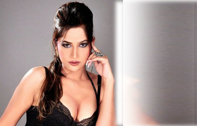 আপন ভুবনে তানিশা। অবসর সময়ে তানিশা একলা থাকতে বেশি পছন্দ করেন।