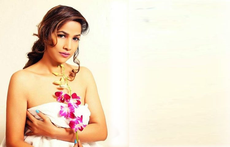 ফুলের জলসায় বিভোর হয়ে আছেন তানিশা। সব ধরনের ফুলই তানিশা খুব পছন্দ করেন।