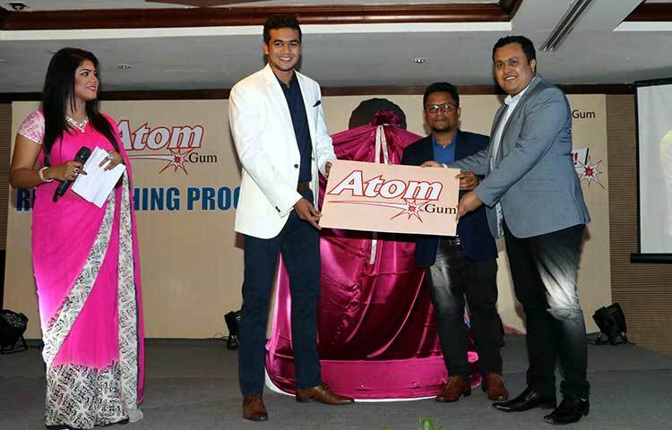 দেশের জনপ্রিয় চুইংগাম ব্র্যান্ড &lsquo;এটম গাম&rsquo; এর ব্র্যান্ড অ্যাম্বাসেডর হয়েছেন টাইগার পেসার তাসকিন আহমেদ। এটম-এর পেঅফ লাইনের অন্যতম দুটি শব্দ হচ্ছে &lsquo;আওয়াজ বাড়াও&rsquo;। ছবি : বিপ্লব দিক্ষিৎ