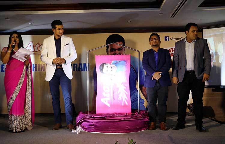 শনিবার (২২ এপ্রিল) রাজধানীর একটি হোটেলে অ্যাম্বাসেডর তাসকিনকে এটম খেলে জোরে আওয়াজ করে &lsquo;হাউজ্যাট&rsquo; (হাউজ দ্যাট) বলার অনুরোধ করেন উপস্থাপিকা। ছবি : বিপ্লব দিক্ষিৎ