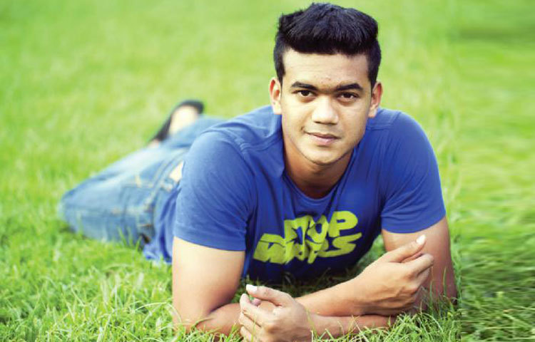 সুদর্শন ক্রিকেটার তাসকিন আহমেদ বাঁহাতি ব্যাটসম্যান ও ডানহাতি ফাস্ট মিডিয়াম বোলার হিসেবে দলে খেলে থাকেন।