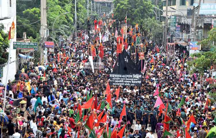 কারবালার বিয়োগাত্মক ঘটনা স্মরণে পবিত্র আশুরা উপলক্ষে হোসেনি দালান থেকে শিয়া সম্প্রদায়ের লোকজন তাজিয়া মিছিল শুরু করেছেন। ছবি : মাহবুব আলম