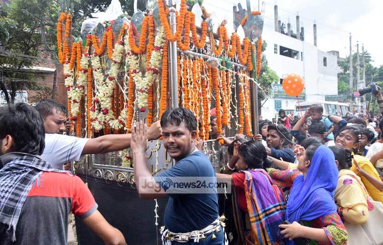 আজ বুধবার সকাল ১০টায় তাজিয়া মিছিল শুরু হয়েছে। মিছিলটি ধানমন্ডি লেকের কাছে প্রতীকী কারবালায় গিয়ে শেষ হবে। ছবি : মাহবুব আলম