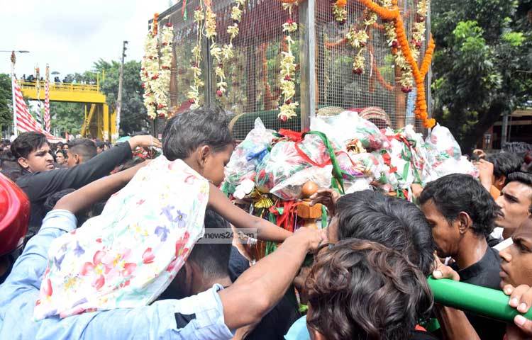 এছাড়া রাজধানীর মিরপুর ও মোহাম্মদপুরসহ রাজধানী বিভিন্ন স্থান থেকে তাজিয়া মিছিল বের করেছেন শিয়া সম্প্রদায়ের লোকজন। ছবি : মাহবুব আলম