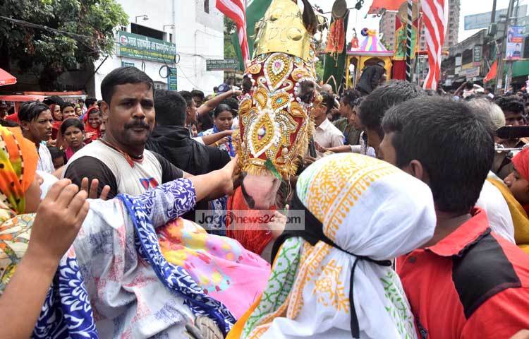মিছিলে অংশগ্রহণকারীরা প্রতীকী অর্থে হাসান ও হোসাইনের ব্যবহৃত ঘোড়া ও হাতে লাল পতাকা এবং মাথায় কালো কাপড় বেঁধে শোক প্রকাশ করছেন। ছবি : মাহবুব আলম