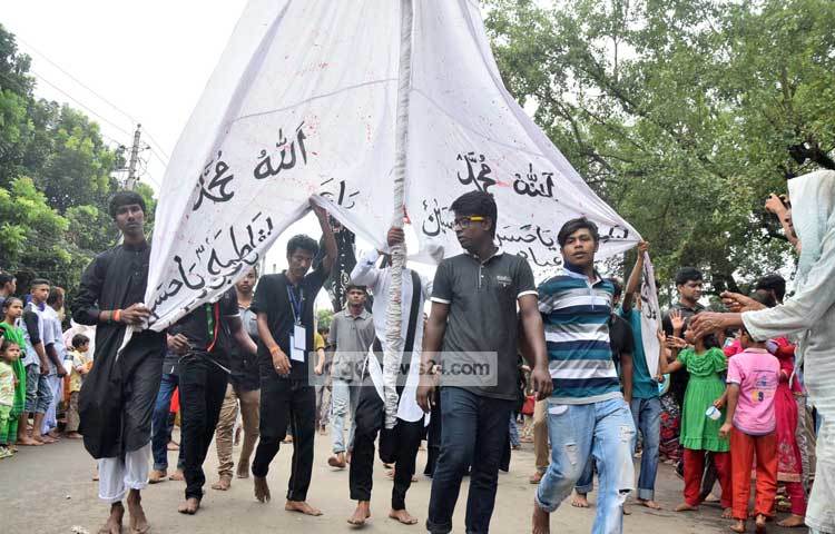 রাজধানীর ফার্মগেট, সায়েন্সল্যাব, জিগাতলা বাসস্ট্যান্ড, রাইফেল স্কয়ার, মোহাম্মদপুর এবং মিরপুর এলাকায় তাজিয়া মিছিল বের করেছেন শিয়া সম্প্রদায়ের লোকজন। ছবি : মাহবুব আলম