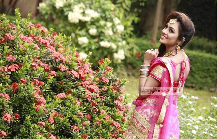 ঢাকাই চলচ্চিত্রের এসময়ের আলোচিত নায়িকাদের মধ্যে একজন তানহা তাসনিয়া। ফুলের জলসায় হাসির রাশি ছড়িয়ে দিয়েছেন তিনি। ছবি : মাহবুব আলম