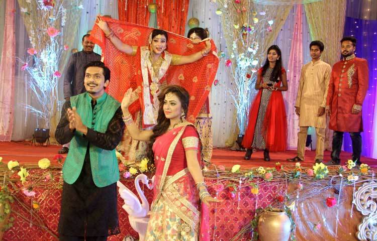 সোমবার (২৪ অক্টোবর) ভালো থেকো ছবির শুটিংয়ে অংশ নিয়েছেন। এ সময়ে বিয়ের অনুষ্ঠানের গানের দৃশ্য ধারণ করা হয়। ছবি : মাহবুব আলম