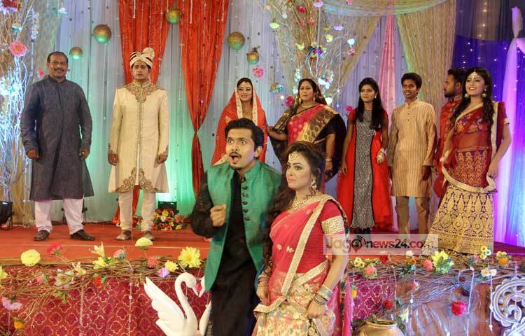 দৃশ্য ধারণের সময় কী দেখে এমন অবাক হয়েছেন আরিফিন শুভ! ছবি : মাহবুব আলম