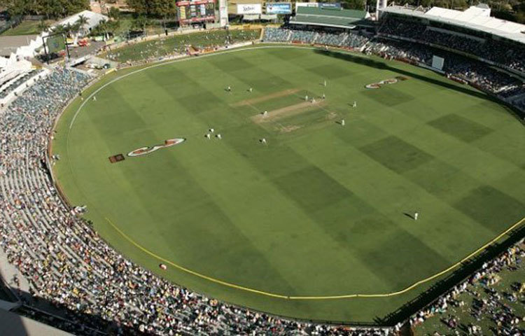 দ্য ওয়াকা : দ্য ওয়াকা স্টেডিয়ামের অবস্থান অস্ট্রেলিয়ায়। এটি ১৯৭০ সাল থেকে টেস্ট ক্রিকেট ভেন্যু হিসেবে ব্যাপক জনপ্রিয়। এর পাশে সাগর থাকায় বোলারদের জন্য এটি একটি সহায়ক স্টেডিয়াম।