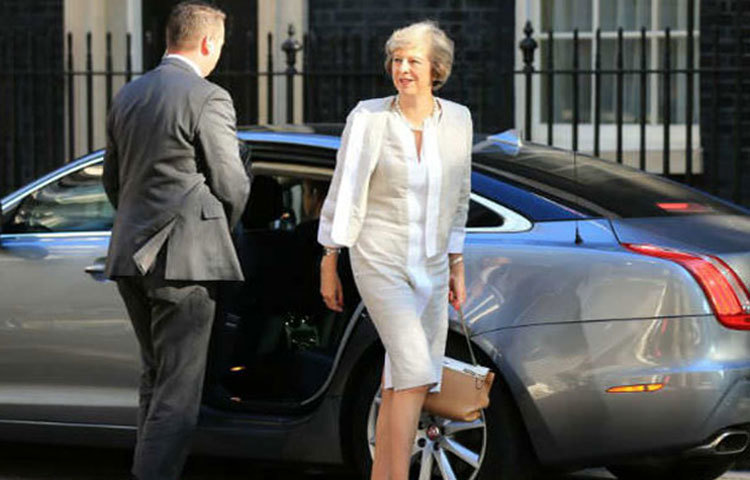 থেরেসা মে : থেরেসা মে সাসেক্সের ইস্টবোর্ন এলাকায় জন্মগ্রহণকারী ব্রিটিশ প্রমিলা রাজনীতিবিদ ও যুক্তরাজ্যের বর্তমান প্রধানমন্ত্রী। তিনি ব্যবহার করেন জাগুয়ার এক্সজে সেন্টিনেল গাড়ি।