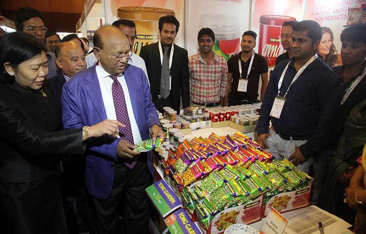 রাজধানীর প্যান প্যাসিফিক সোনারগাঁও হোটেলে আয়োজিত &lsquo;থাই পণ্য মেলা&rsquo;য় সুলভ মূল্যে শ্যাম দেশের হরেক রকম ফল পাওয়া যাচ্ছে। ছবি : বিপ্লব দিক্ষিৎ