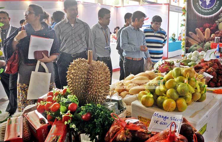 মেলায় ড্রাগন ফল বিক্রি হচ্ছে ৬০০ টাকা কেজি, রাম বোস্টর ফল ৮০০, থাই ডেয়ারা ৬০০, থাই আম ৬০০, ম্যাঙ্গো চেরি ৬০০, মিষ্টি তেঁতুল ৩০০, ডুরিয়ান ফল ৭০০, রকমিলন ফল ৬০০, ম্যাঙ্গো স্টিন ৬০০ ও লঙ্গান ফলের কেজি ৩০০ টাকা। ছবি : বিপ্লব দিক্ষিৎ