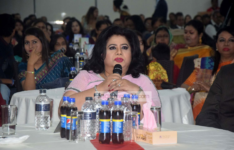 তপন চৌধুরীর জন্মদিন ও অ্যালবাম প্রকাশনা অনুষ্ঠানে শুভেচ্ছা বক্তব্য দিচ্ছেন রুনা লায়লা। ছবি : মাহবুব আলম