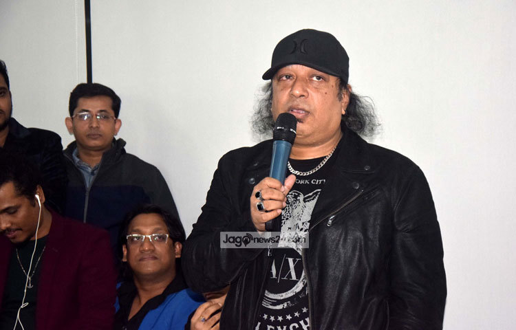 ব্যান্ড তারকা ও &lsquo;এলআরবি&rsquo; প্রধান আইয়ুব বাচ্চু শিল্পী তপন চৌধুরীর জন্মদিনে শুভেচ্ছা জানাতে এসেছিলেন। ছবি : মাহবুব আলম