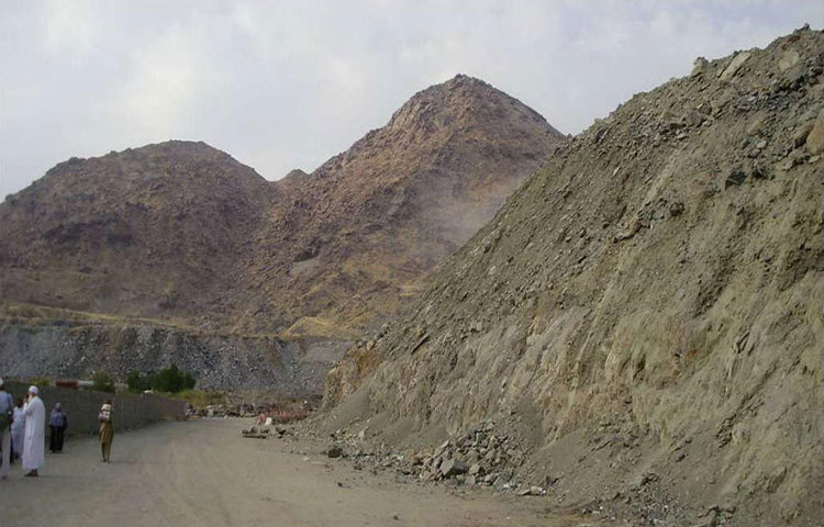 এর নাম হচ্ছে তুর পাহাড়। কুরাইশ সম্প্রদায়ের হাত থেকে রক্ষা পাওয়ার জন্য এই পাহাড়ের গুহায় হযরত &zwj;মুহাম্মদ (স.) তিন দিন পালিয়ে ছিলেন। সে সময় এই গুহার সম্মুখে একটি গাছ জন্মেছিলো।