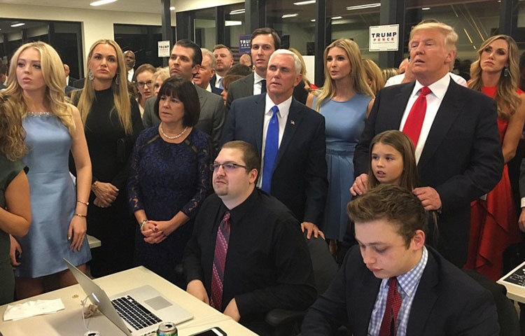 সব হিসাব-নিকাশ পাল্টে দিয়ে হোয়াইট হাউসে যাচ্ছেন ট্রাম্প। তিনি হচ্ছেন যুক্তরাষ্ট্রের পরবর্তী প্রেসিডেন্ট।