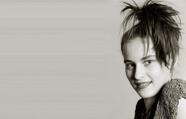 ১৯৯৮ সালে ডোনাল্ড ট্রাম্পের সঙ্গে মেলানিয়ার পরিচয় হয়। তখন তার বয়স ২৮। যদিও ডোনাল্ডই তার কাছে ফোন নম্বর চেয়েছিলেন। মেলানিয়া প্রথমদিকে ট্রাম্পকে পাত্তা দেননি।