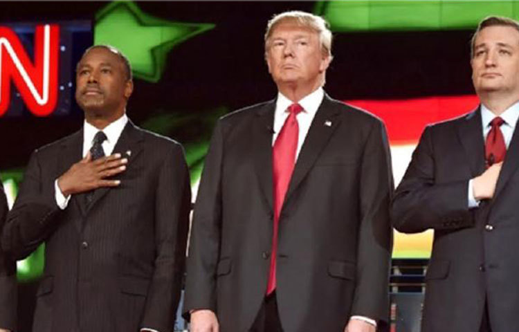 শিষ্টাচারকে দেখিয়েছেন বুড়ি আঙুল। পাশের সবাই জাতীয় সংগীতের সময় বুকে হাত জড়ালেও নিরেট দাঁড়িয়ে রয়েছেন ট্রাম্প।