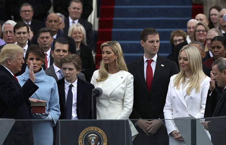 শপথ গ্রহণ অনুষ্ঠানে বিদায়ী প্রেসিডেন্ট বারাক ওবামা, ফার্স্ট লেডি মিশেল ওবামা, সাবেক প্রেসিডেন্ট বিল ক্লিনটন তার স্ত্রী ও প্রেসিডেন্ট নির্বাচনী ট্রাম্পের প্রতিদ্ব&rsaquo;দ্বী হিলারি ক্লিনটন প্রমুখ।